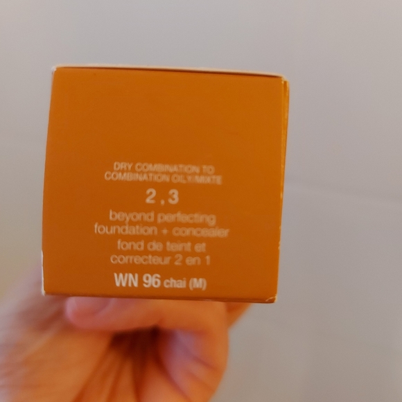 *NEW* CLINIQUE BEYOND PERFECTING FOUNDATION + CONCEALER 2 IN 1 **BRAND NEW** - Picture 4 of 4